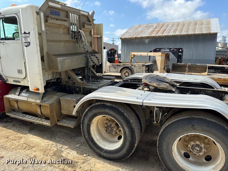 image for item DY8207 1999 Freightliner FLD120 semi truck