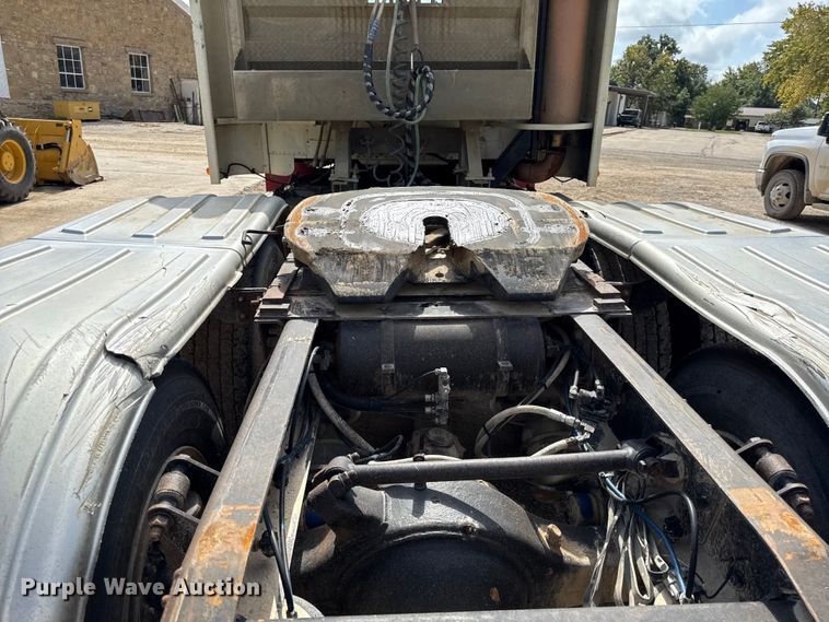 image for item DY8207 1999 Freightliner FLD120 semi truck