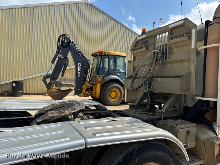 image for item DY8207 1999 Freightliner FLD120 semi truck