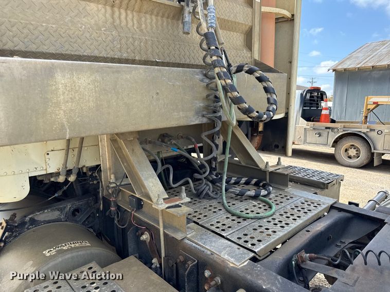 image for item DY8207 1999 Freightliner FLD120 semi truck