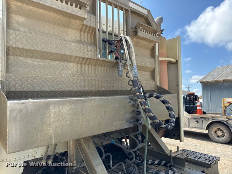 image for item DY8207 1999 Freightliner FLD120 semi truck