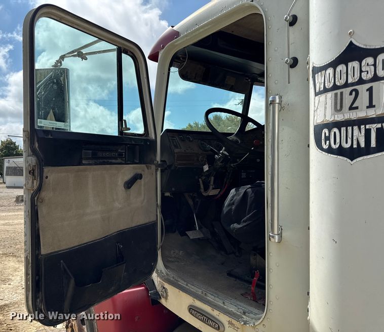 image for item DY8207 1999 Freightliner FLD120 semi truck