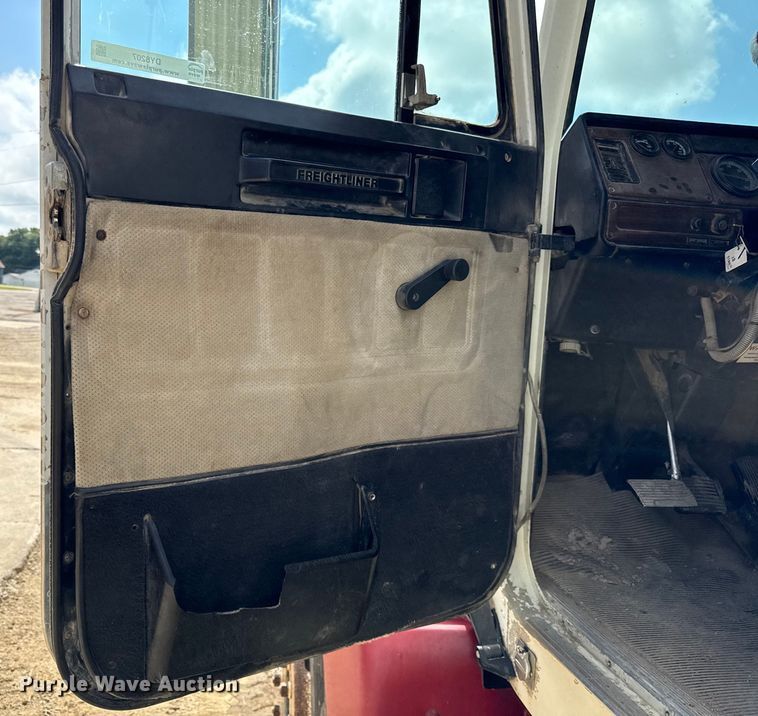 image for item DY8207 1999 Freightliner FLD120 semi truck