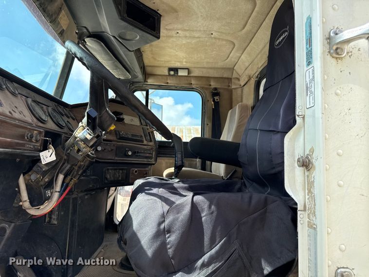 image for item DY8207 1999 Freightliner FLD120 semi truck