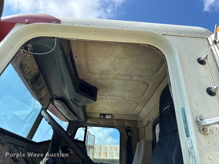 image for item DY8207 1999 Freightliner FLD120 semi truck