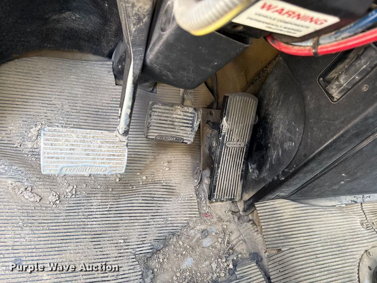 image for item DY8207 1999 Freightliner FLD120 semi truck