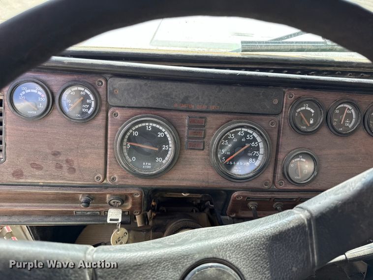 image for item DY8207 1999 Freightliner FLD120 semi truck