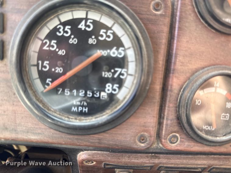 image for item DY8207 1999 Freightliner FLD120 semi truck