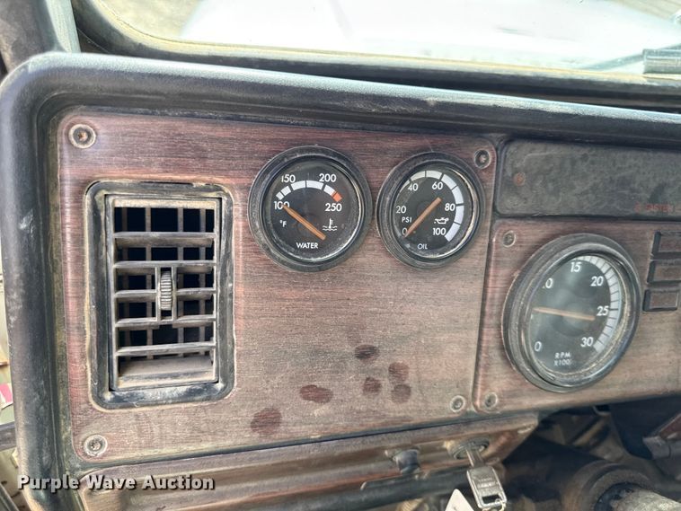 image for item DY8207 1999 Freightliner FLD120 semi truck