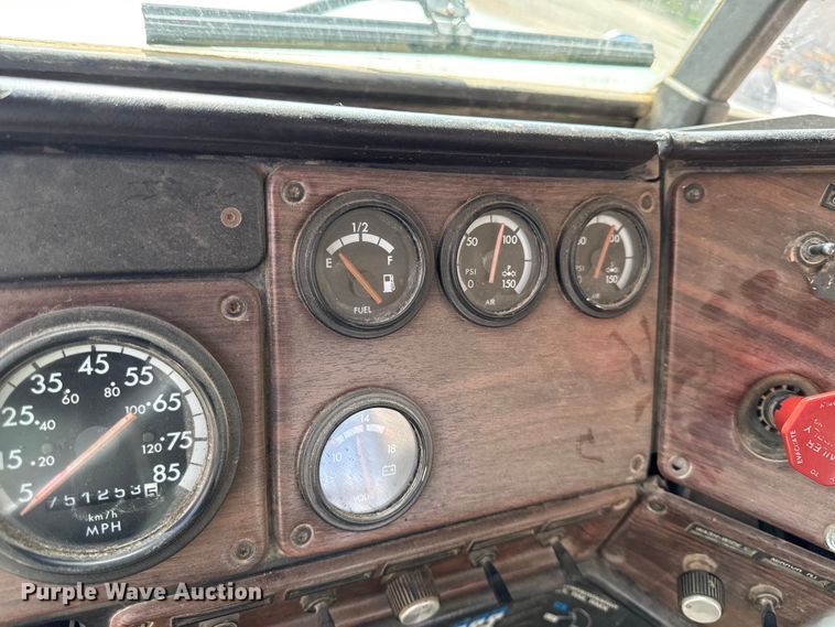 image for item DY8207 1999 Freightliner FLD120 semi truck