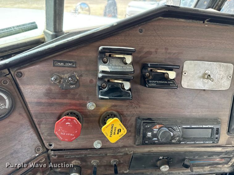 image for item DY8207 1999 Freightliner FLD120 semi truck