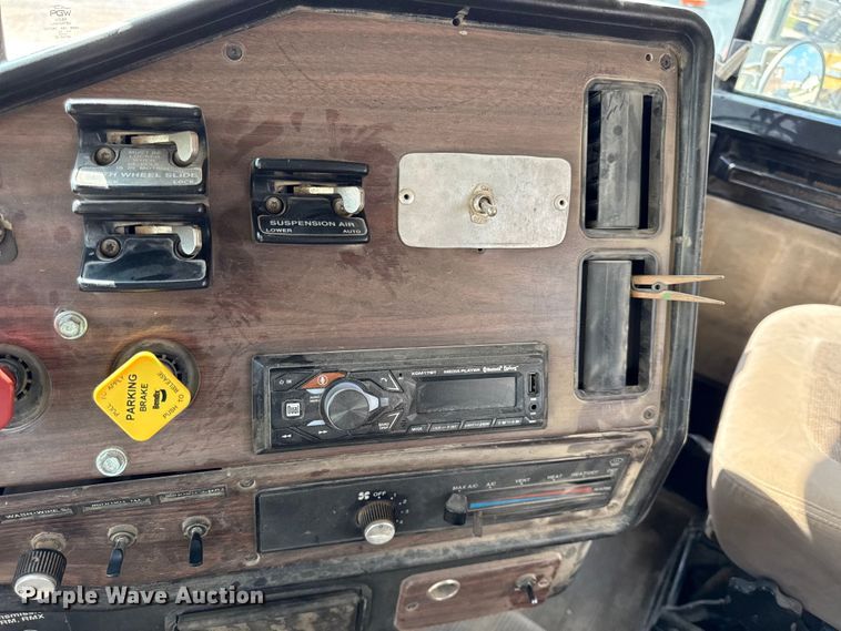 image for item DY8207 1999 Freightliner FLD120 semi truck