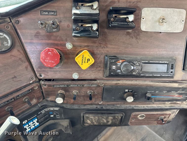 image for item DY8207 1999 Freightliner FLD120 semi truck