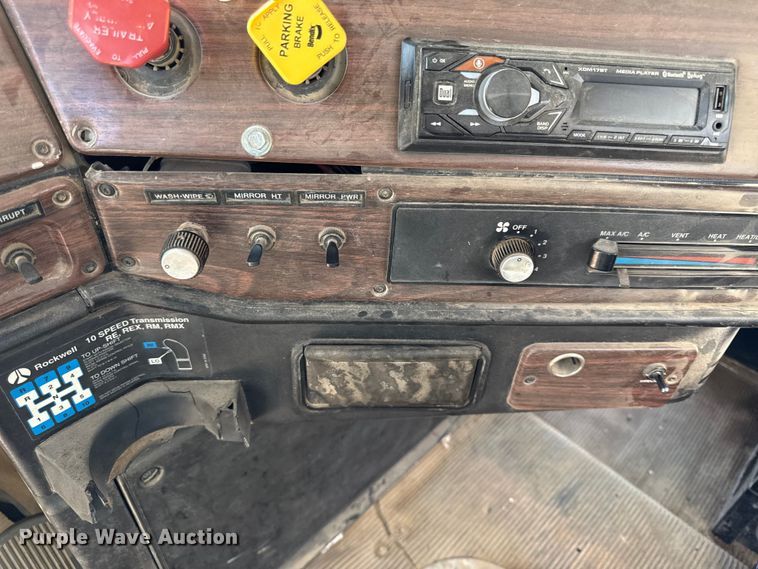 image for item DY8207 1999 Freightliner FLD120 semi truck