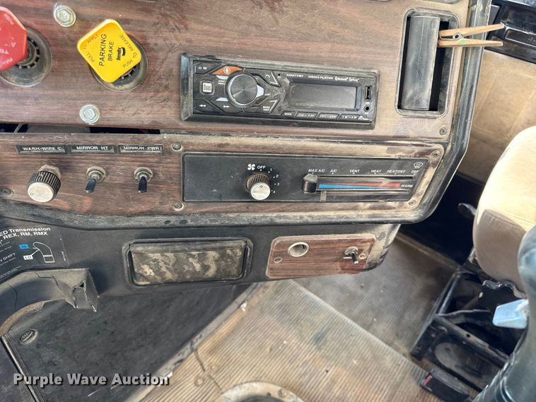 image for item DY8207 1999 Freightliner FLD120 semi truck