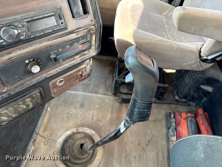 image for item DY8207 1999 Freightliner FLD120 semi truck