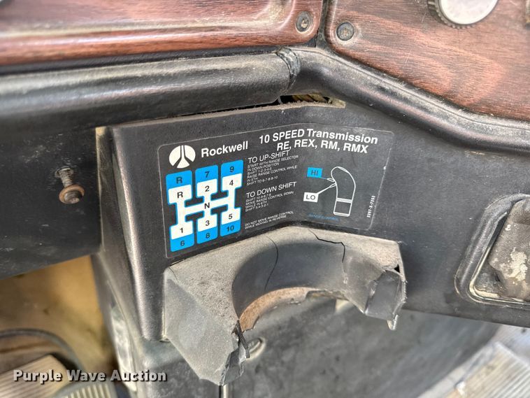 image for item DY8207 1999 Freightliner FLD120 semi truck