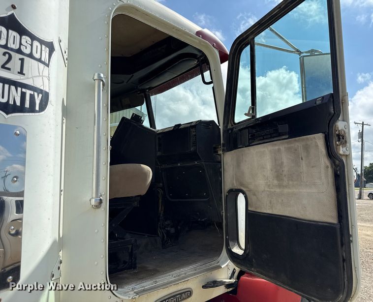 image for item DY8207 1999 Freightliner FLD120 semi truck