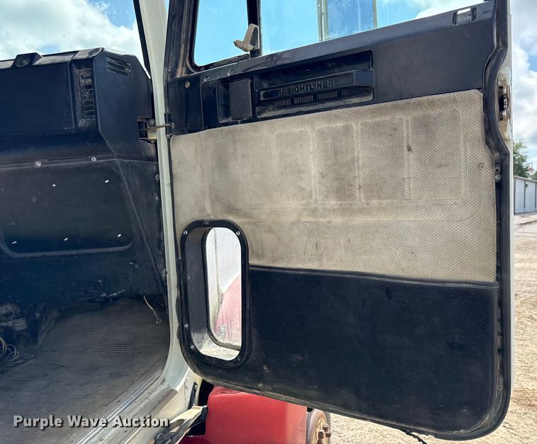 image for item DY8207 1999 Freightliner FLD120 semi truck