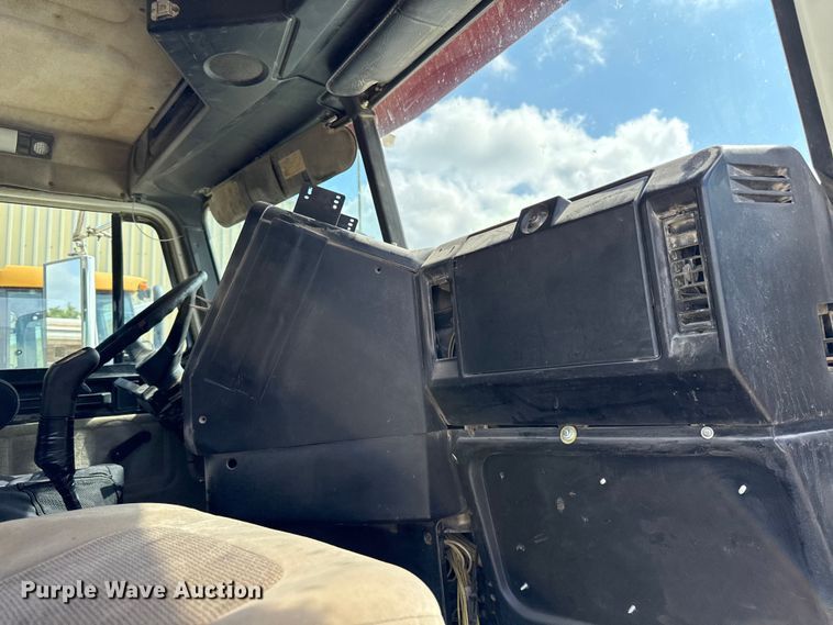 image for item DY8207 1999 Freightliner FLD120 semi truck