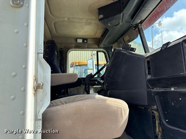 image for item DY8207 1999 Freightliner FLD120 semi truck