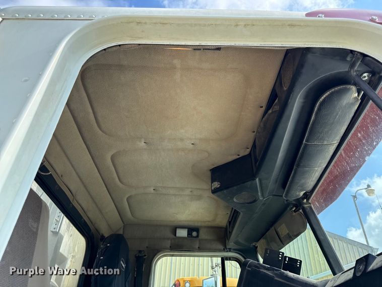 image for item DY8207 1999 Freightliner FLD120 semi truck