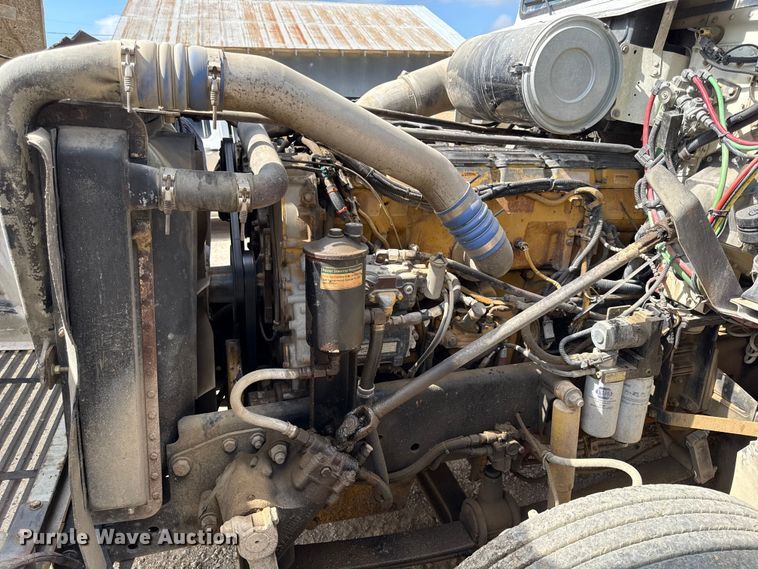 image for item DY8207 1999 Freightliner FLD120 semi truck