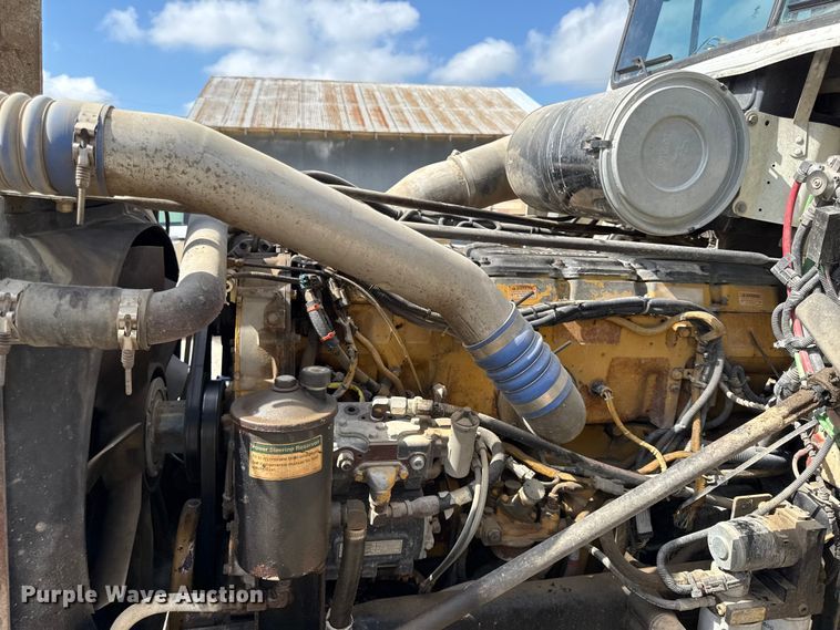 image for item DY8207 1999 Freightliner FLD120 semi truck