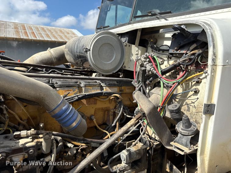 image for item DY8207 1999 Freightliner FLD120 semi truck