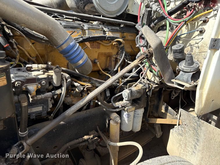 image for item DY8207 1999 Freightliner FLD120 semi truck