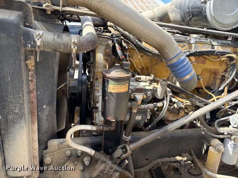 image for item DY8207 1999 Freightliner FLD120 semi truck