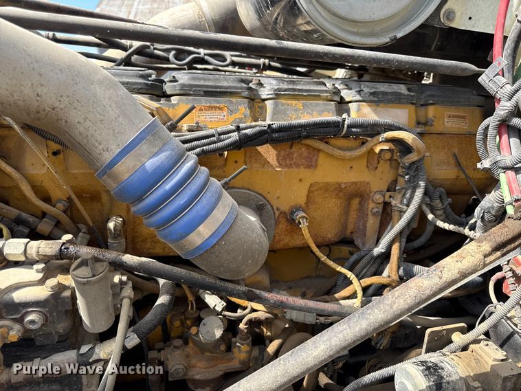 image for item DY8207 1999 Freightliner FLD120 semi truck