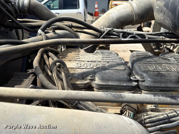 image for item DY8207 1999 Freightliner FLD120 semi truck