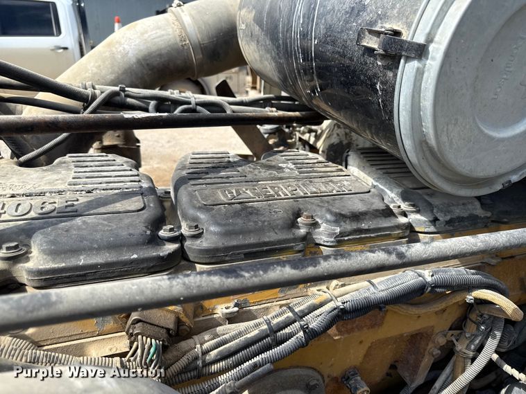 image for item DY8207 1999 Freightliner FLD120 semi truck