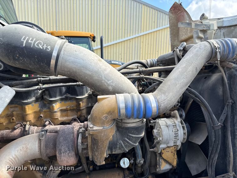 image for item DY8207 1999 Freightliner FLD120 semi truck