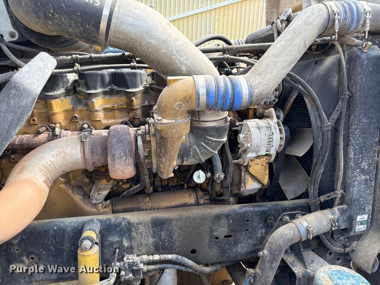 image for item DY8207 1999 Freightliner FLD120 semi truck