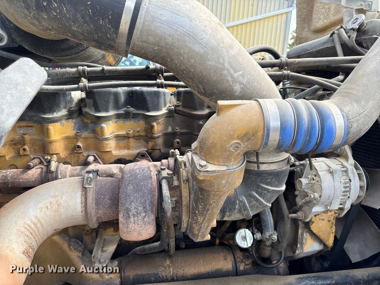 image for item DY8207 1999 Freightliner FLD120 semi truck