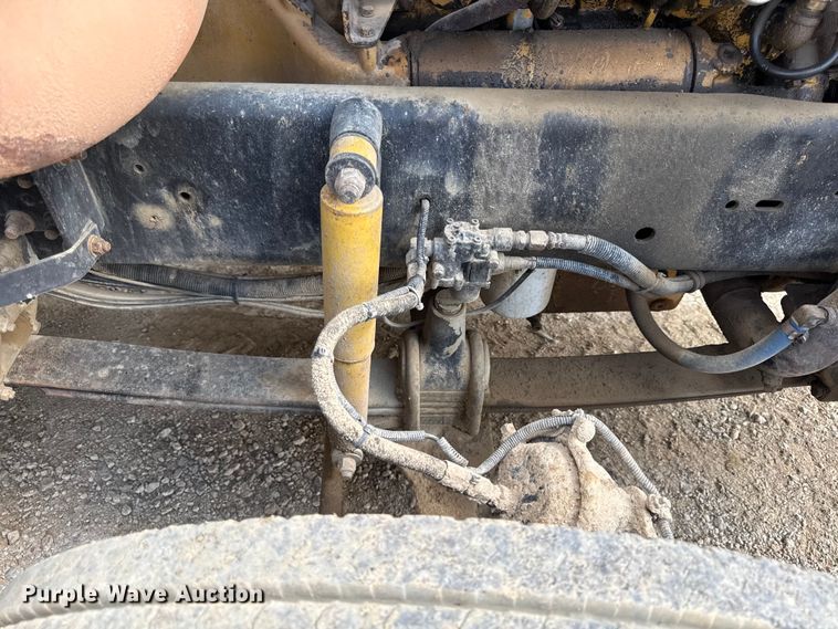 image for item DY8207 1999 Freightliner FLD120 semi truck