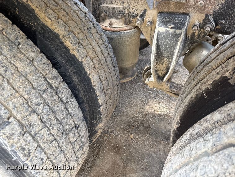 image for item DY8207 1999 Freightliner FLD120 semi truck