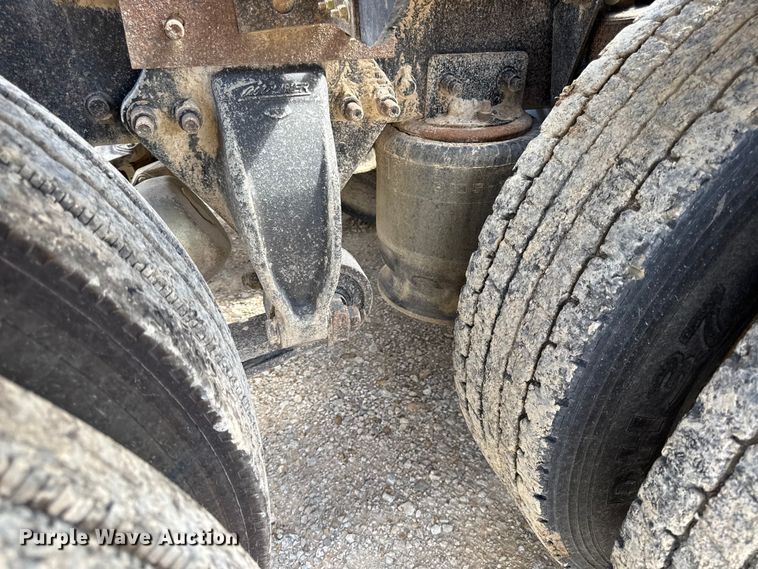 image for item DY8207 1999 Freightliner FLD120 semi truck