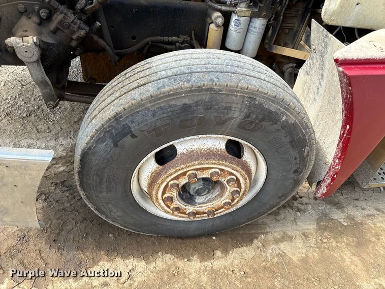 image for item DY8207 1999 Freightliner FLD120 semi truck