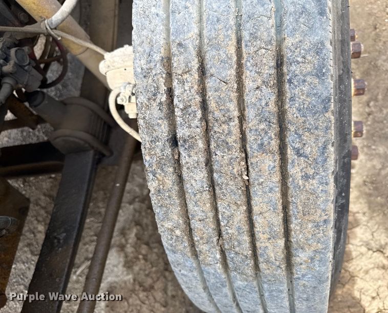 image for item DY8207 1999 Freightliner FLD120 semi truck