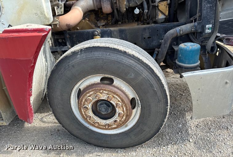 image for item DY8207 1999 Freightliner FLD120 semi truck