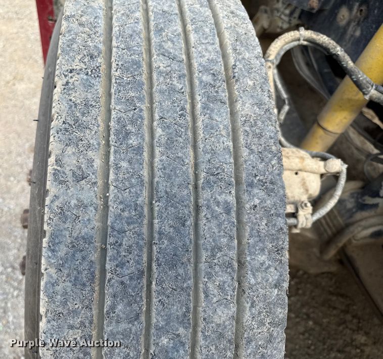 image for item DY8207 1999 Freightliner FLD120 semi truck