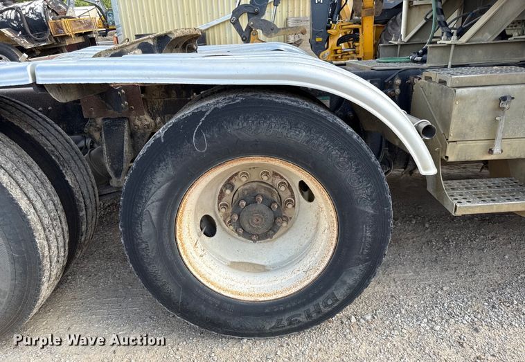 image for item DY8207 1999 Freightliner FLD120 semi truck