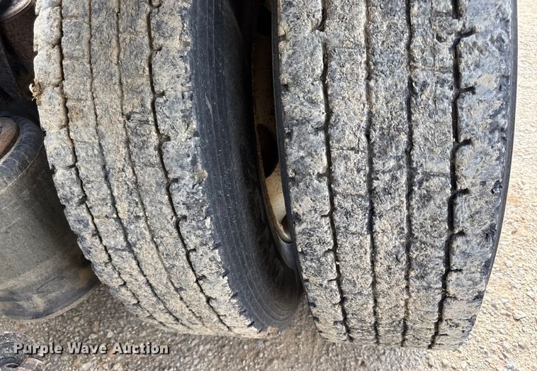 image for item DY8207 1999 Freightliner FLD120 semi truck