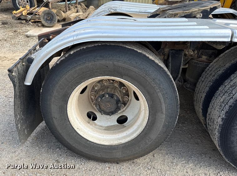 image for item DY8207 1999 Freightliner FLD120 semi truck