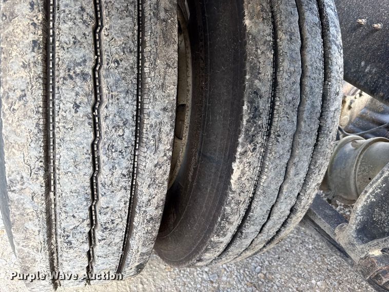 image for item DY8207 1999 Freightliner FLD120 semi truck