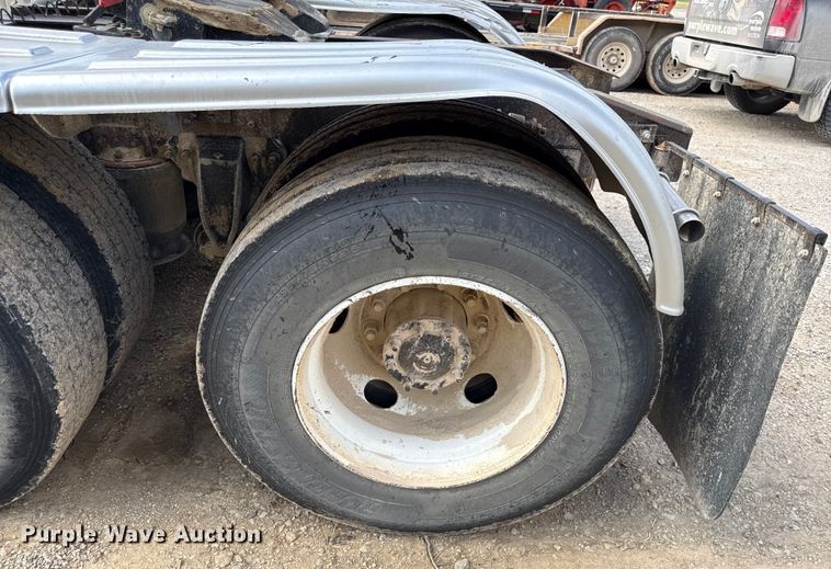 image for item DY8207 1999 Freightliner FLD120 semi truck