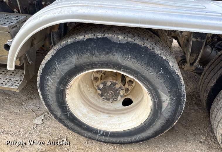 image for item DY8207 1999 Freightliner FLD120 semi truck